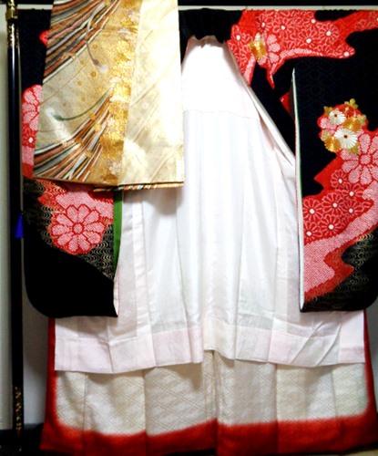 中古着物 和服 大振袖 結婚式お色直し用ふりそで 赤 豪華な刺繍入り お