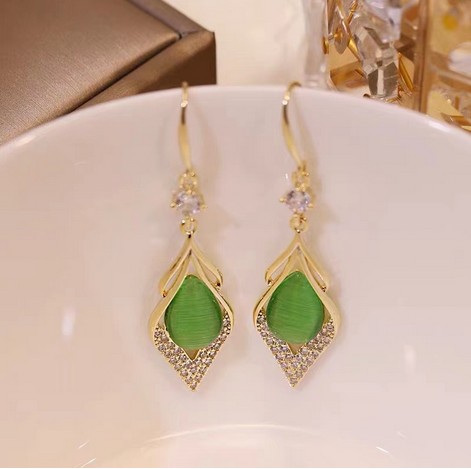 美品　緑　ピアス ピアス レディース グリーン 緑 猫目石 フック 水滴 シルバー925