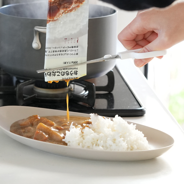 つかむ・きる・しぼる が1本で！れとらくはさみ レトルト食品専用はさみ