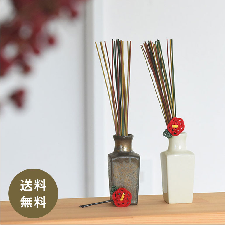 お正月　美濃焼花瓶に飾る　椿のヘアピンとい草のお飾り お正月