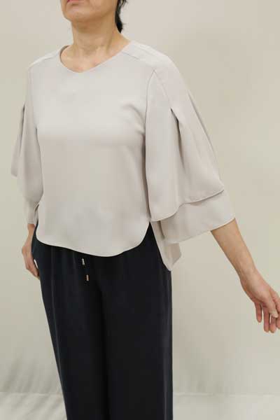 春夏SALE【ブラーミン/年間物/B11107/40%OFF】ポリエステルダブルクロスＶネックブラウス肩袖山パネルフレアー５分＋ワイド７分２重袖/BRAHMIN/sps/9i51b451xx ポリダブルクロスVネックブラウスフレアー5分ワイド7分2重袖