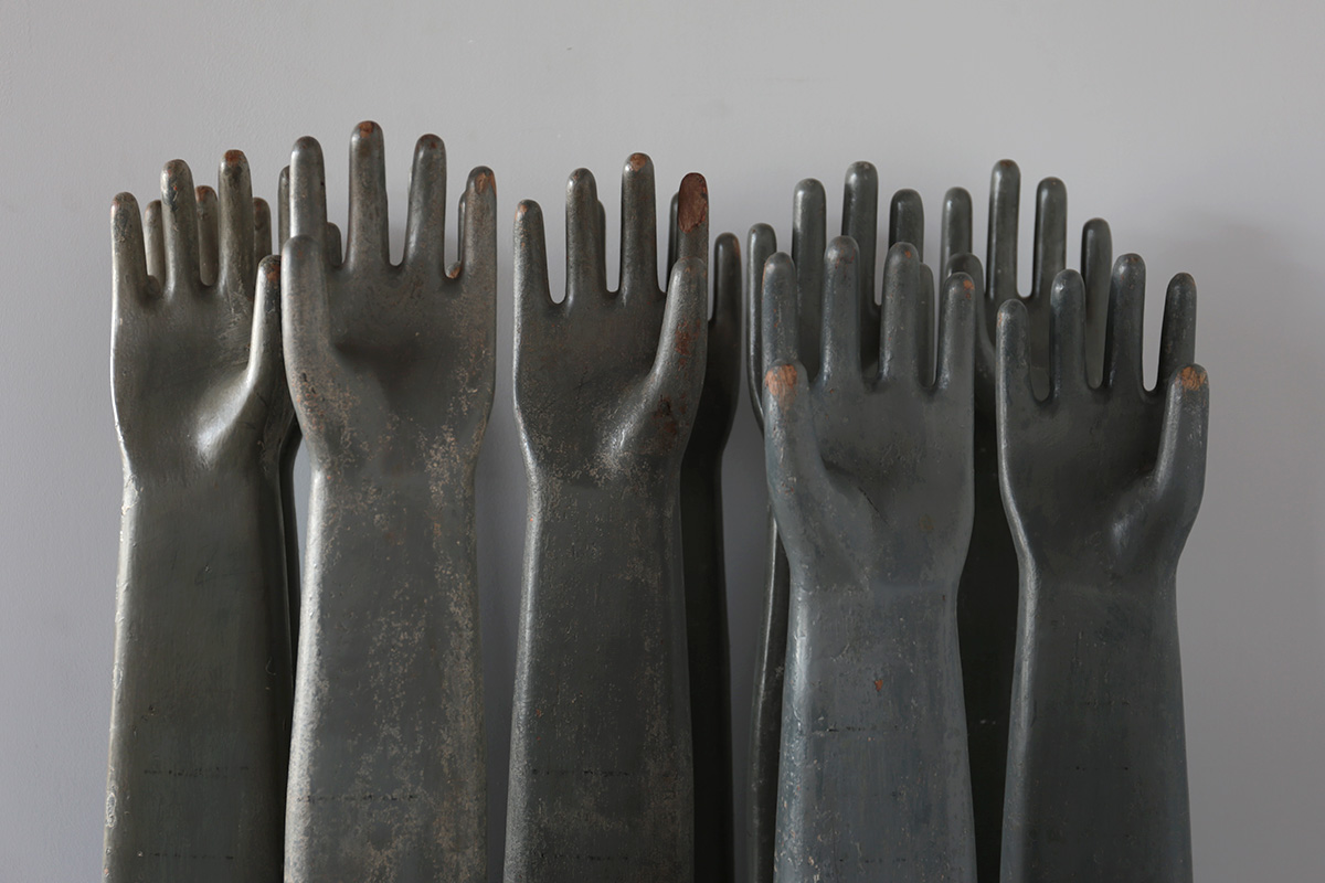 VINTAGE WOODEN HAND DISPLAY