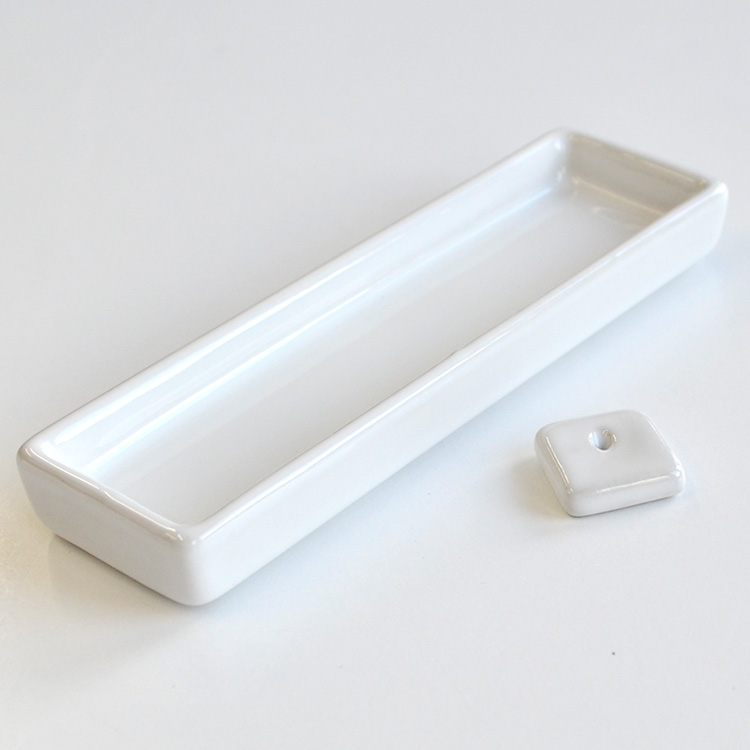 【香皿立て・香皿セット】カメヤマローソク 陶器製 香立て【陶器】【カメヤマローソク】【亀山】【香皿】【香立て】【リビング】【玄関】【お仏壇】【お手入れラクラク】【お線香の長さ 140ｍｍまで】【灰がこぼれない】【s7915-00-00】【コンパクトサイズ】【白】