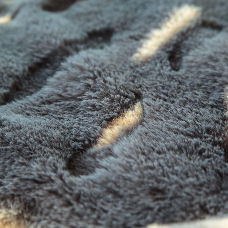 ダイカットブランケット ひざ掛け Momonga【デスクワーク 防寒 羽織り