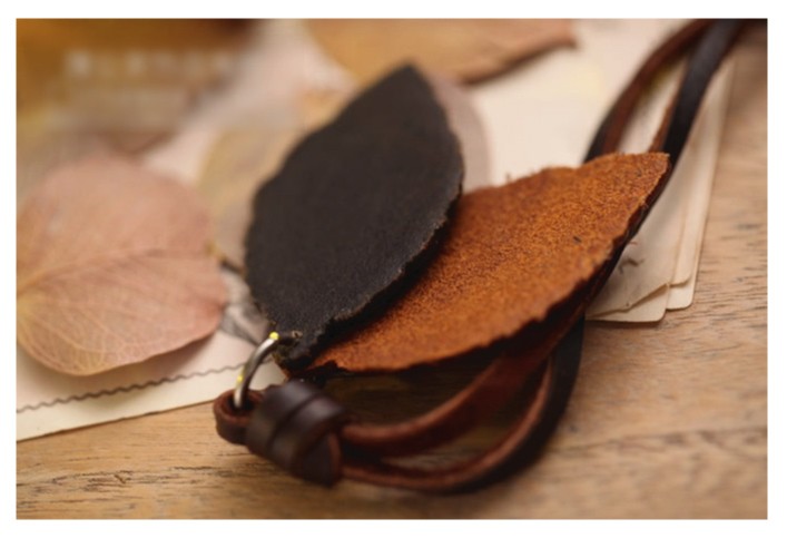 ペンダント 革 アクセサリー 