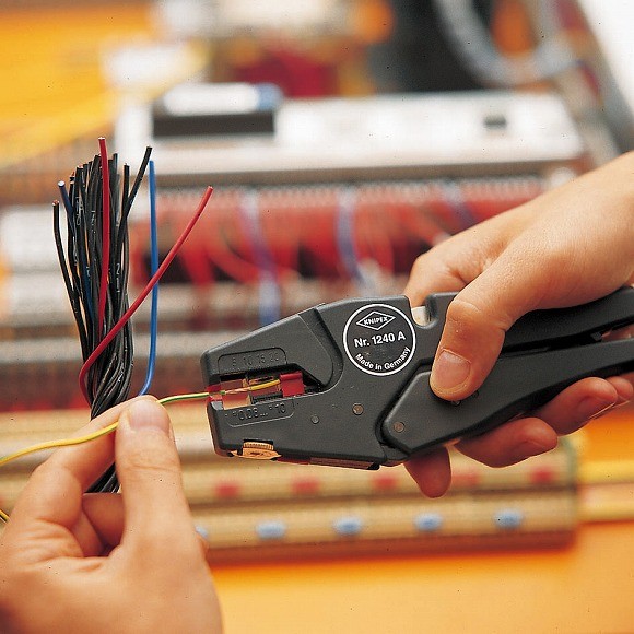 クニペックス/KNIPEX ワイヤーストリッパー 品番：1240-200 JAN：4003773029823