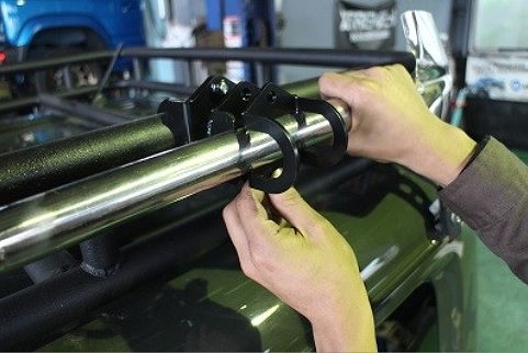 サクソン/SUXON スコップホルダー カチオンブラック塗装 45°取付タイプ JIM-774 スズキ ジムニーシエラ 3BA-JB74W K15B 1460cc_2