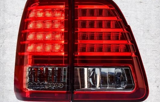 ランドクルーザー　100系　テールランプ ランドクルーザー100前中期背面タイヤ無用（2005年3月迄