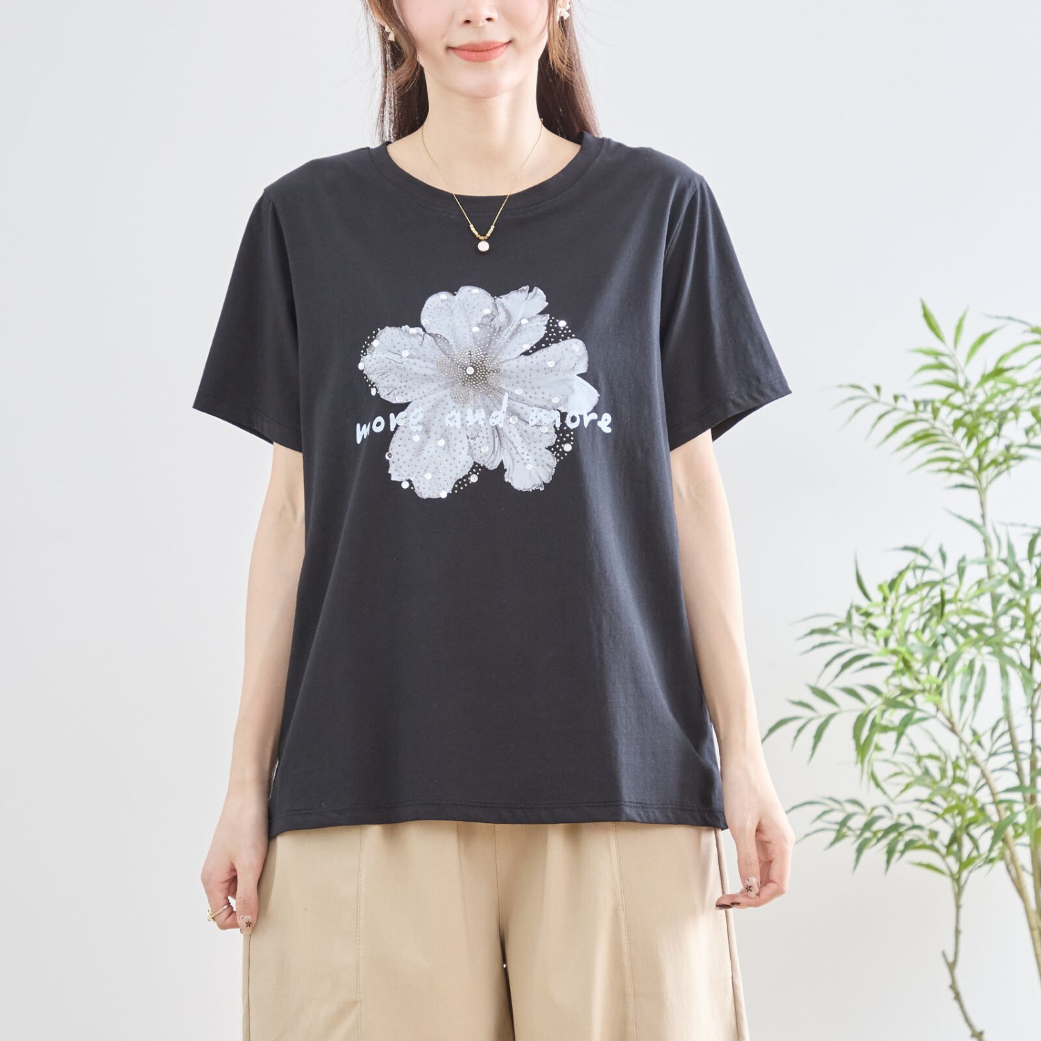 TRUBE TRUBE【2025新作】【M〜L】フラワーラインストーンTシャツ