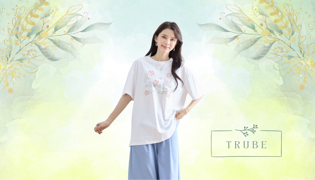 2025 Drawer フリル付きホワイトTシャツ TRUBE TRUBE【2025新作】【L〜LL】キラキラメッセージ&花びら