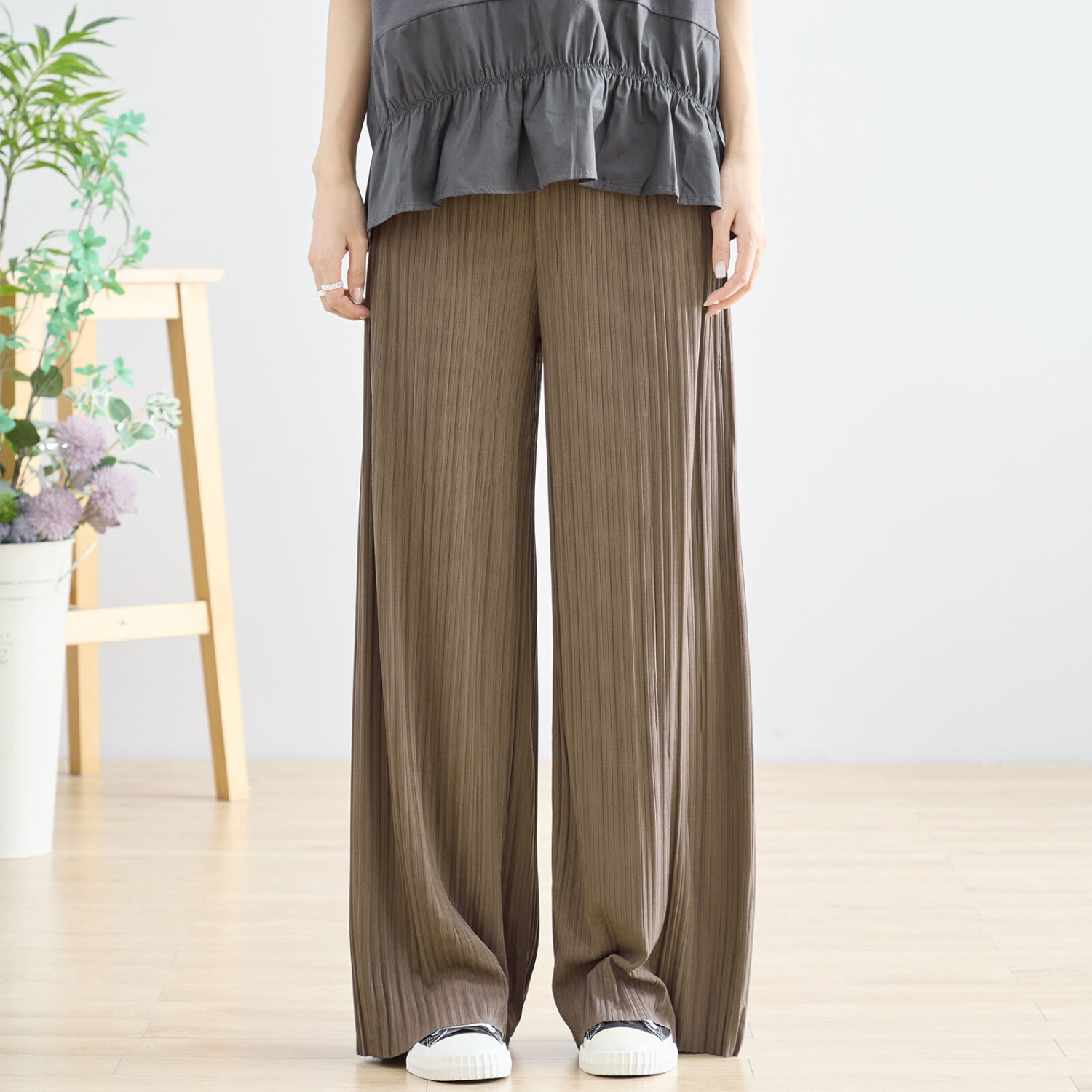 値下げしました‼️【新品】ハーフプリーツパンツ　ベージュ TRUBE 【SALE 50%OFF 8/25 10:00まで】ランダムプリーツパンツ 【M~L