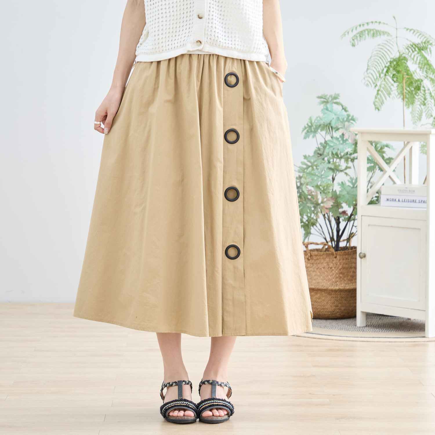 TRUBE リングボタンアクセントフレアパンツ【M~L】ベージュ : 銀座