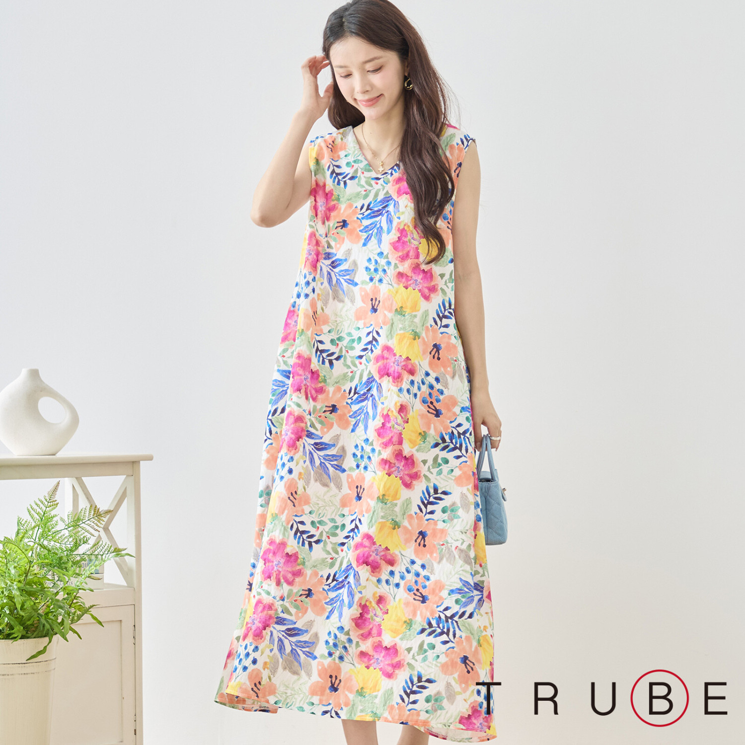 TRUBE ノースリーブフラワープリントロングワンピース【L~LL】ホワイト