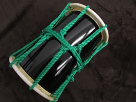 三島屋楽器店 オリジナル桶胴太鼓 9寸 (直径約27.5cm） ブルー 吊りバンド バチセット 
