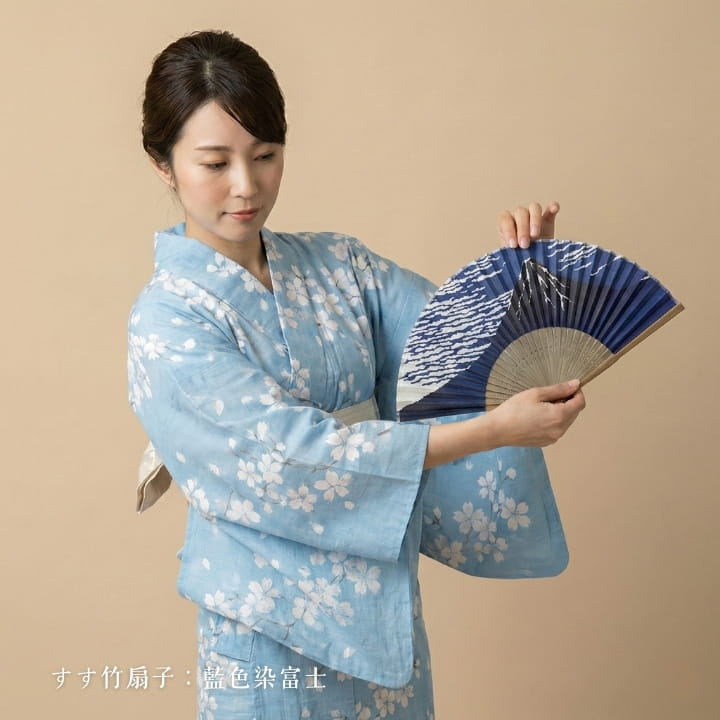 すす竹扇子 藍色染富士柄 富士モチーフの和柄扇子 旅や贈り物に人気 21cm RY2D97