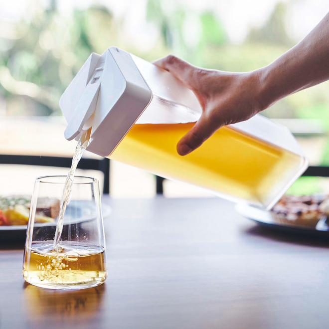 Ballantines アタッシュケース、化粧瓶、水差し、フォト ニュース