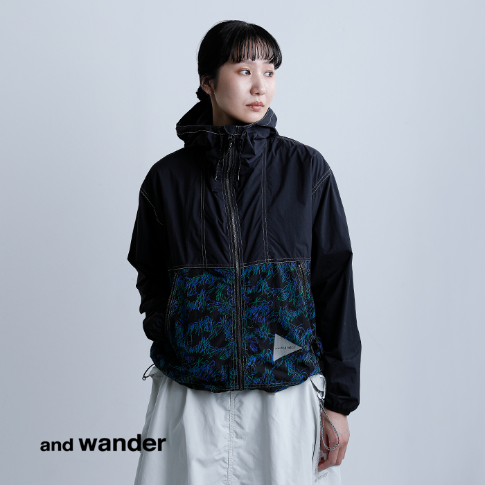 and wander（アンドワンダー） プリント ウィンドジャケット printed