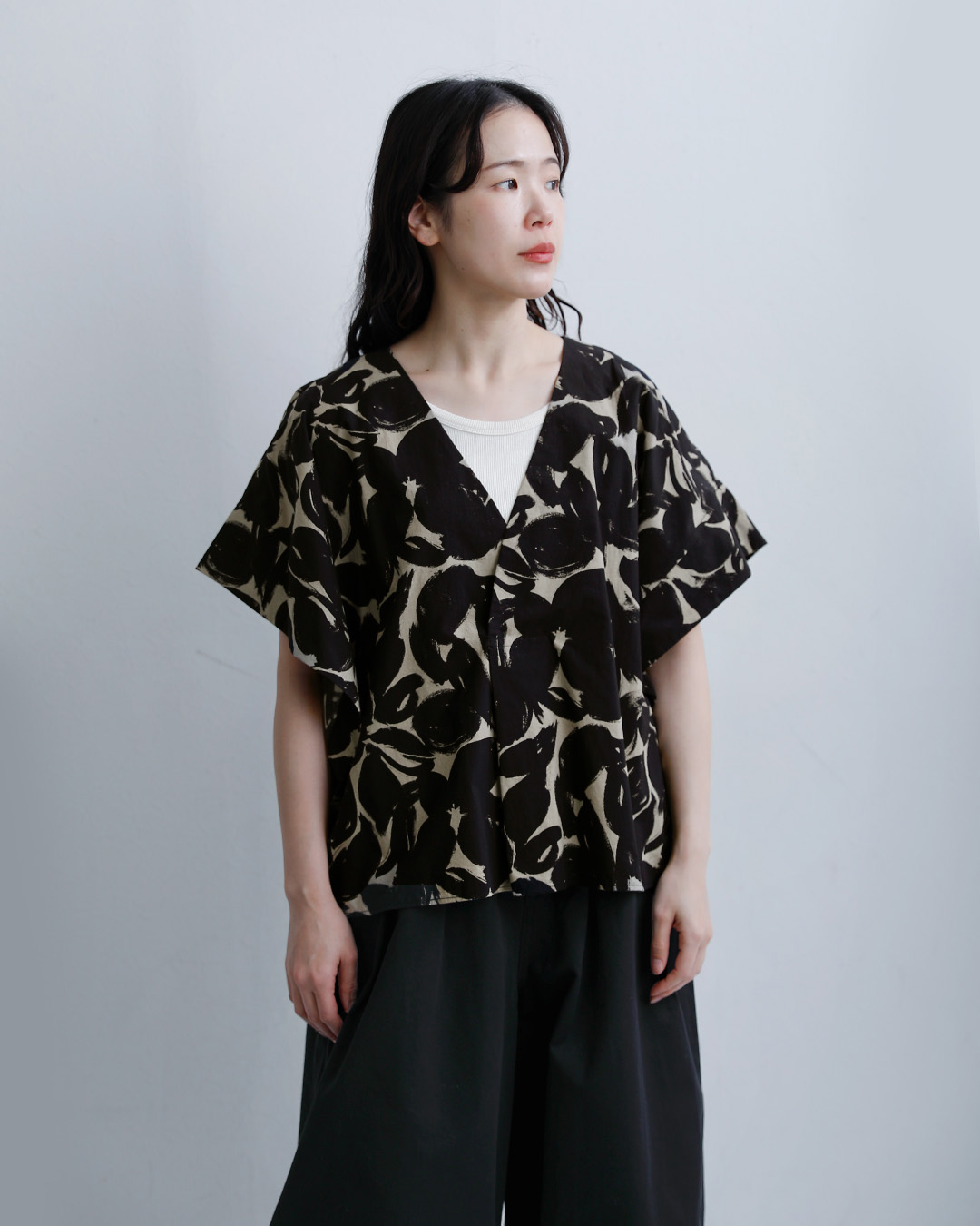 美品【春物】HAVERSACK ハバーサック ノーカラーシャツ M SAC ハバーサック HAVERSACK ブラッシュドフラワープリント Vネック