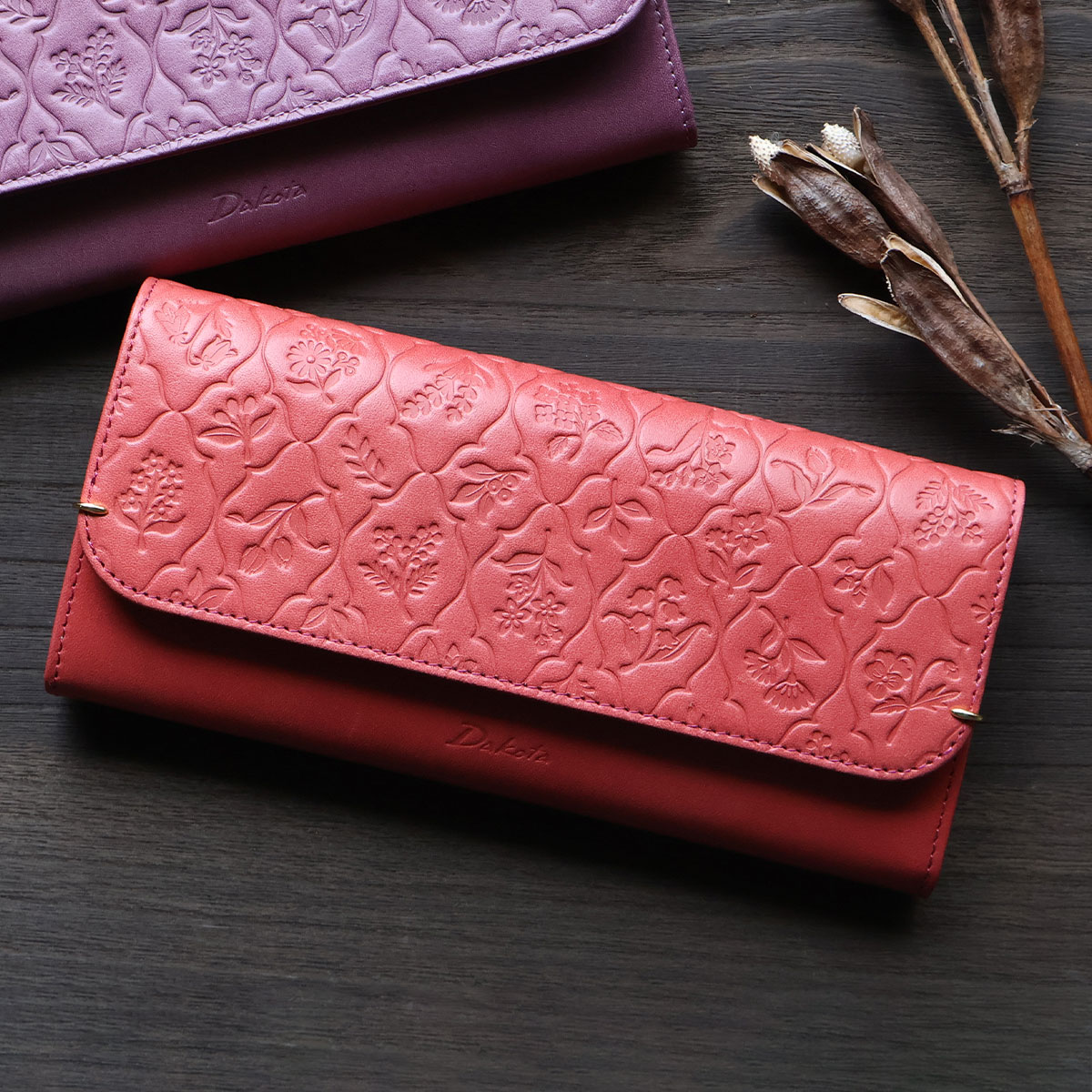 ☆開店セール☆ 新品未使用 美品 ダコタ レザー ロゴエンボス 長財布 Dakota（ダコタ） かぶせ長財布 ボックス型小銭入れ 草花 エンボス柄