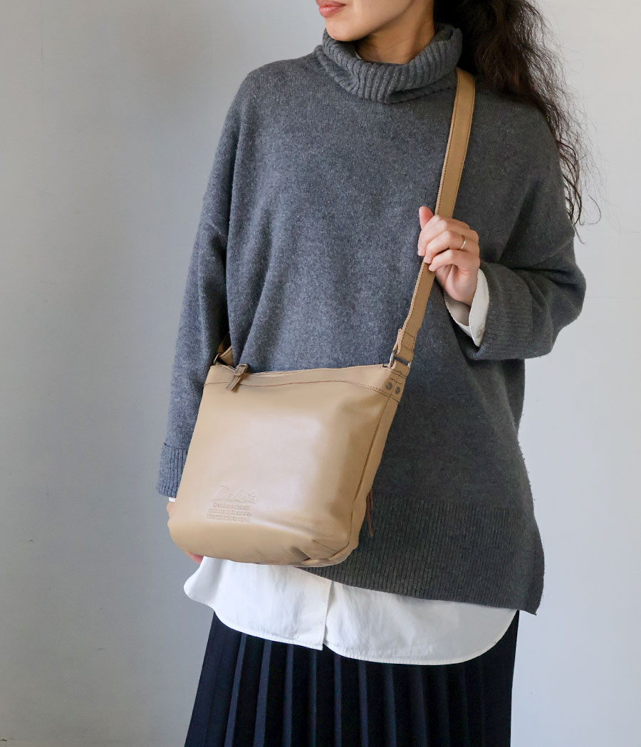 Dakota（ダコタ） ショルダーバッグ スクエア型 ジェントリー 牛革 本