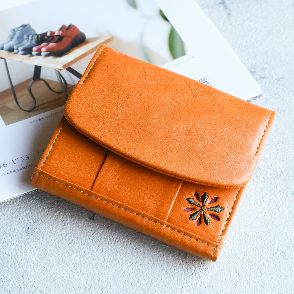 Sybilla（シビラ） 二つ折り財布 ボックス型小銭入れ 刺繍 パンチング