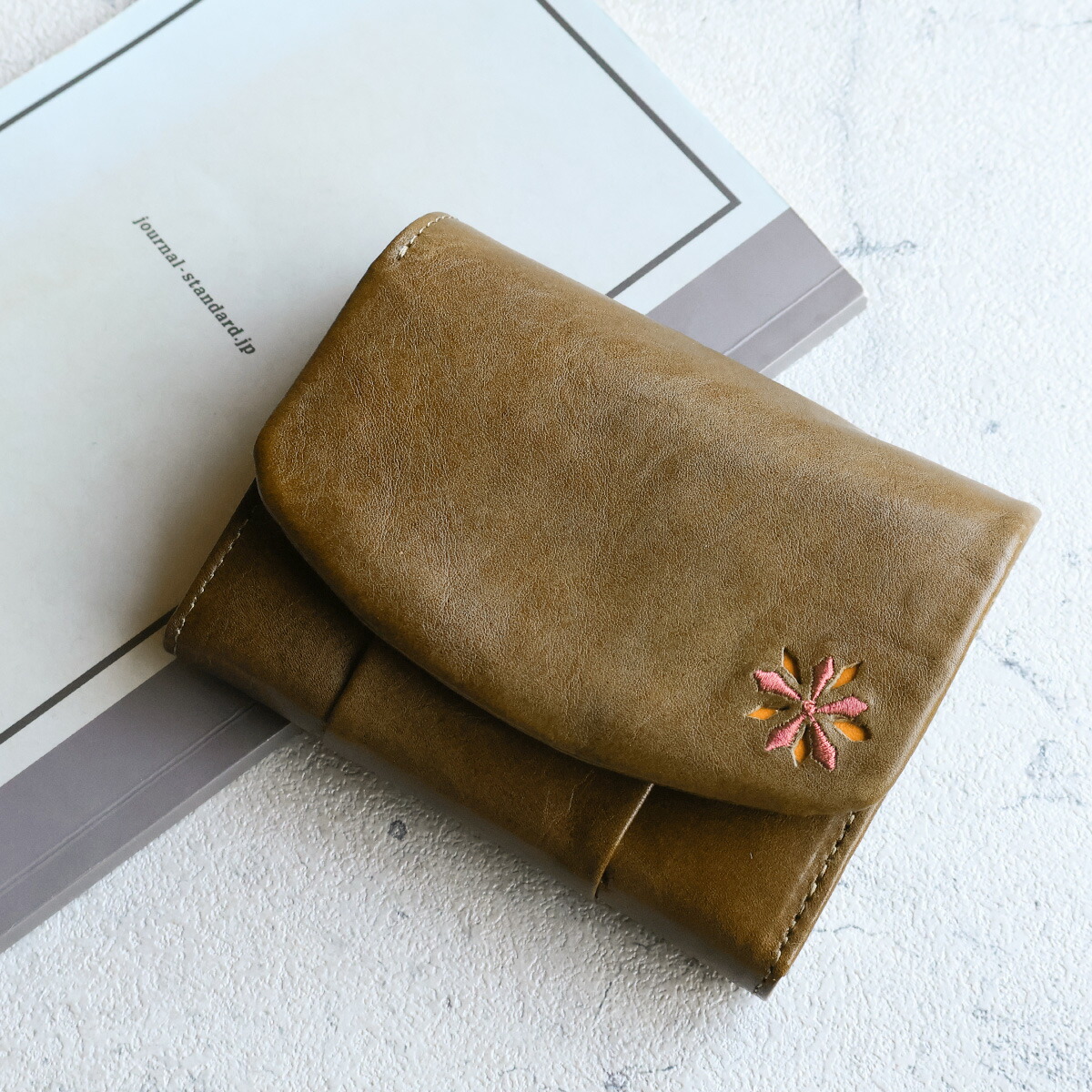 Sybilla（シビラ） 二つ折り財布 かぶせ 刺繍 パンチング 花 ワン