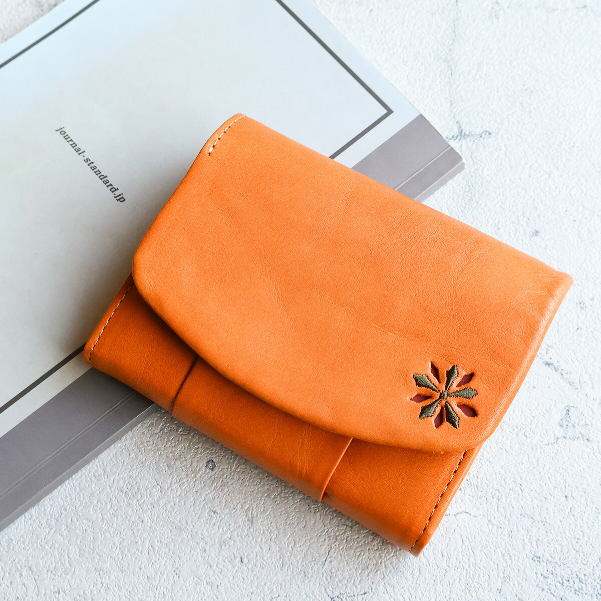 Sybilla（シビラ） 二つ折り財布 かぶせ 刺繍 パンチング 花 ワン