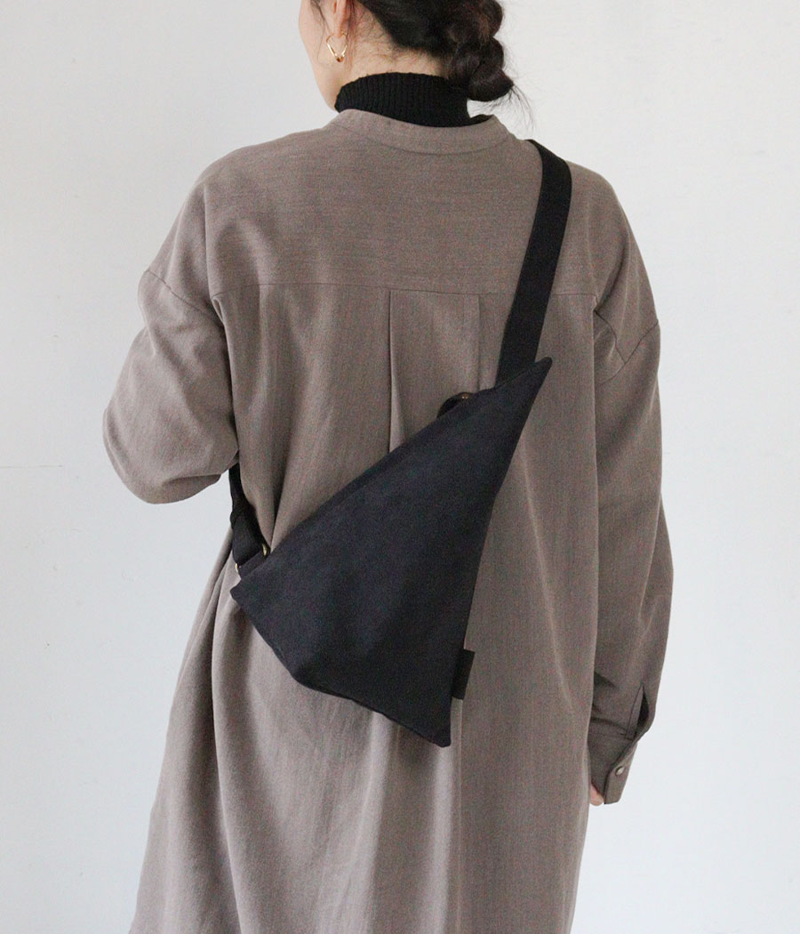 CLEDRAN（クレドラン） トライアングルショルダー ボディバッグ 人工