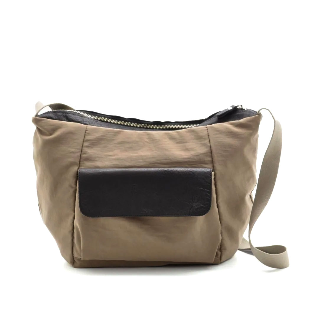 美品 CLEDRAN レザー フラップ ショルダーバッグ CLEDRAN フラップデザイン ショルダーバッグ A4 ナイロン×牛革
