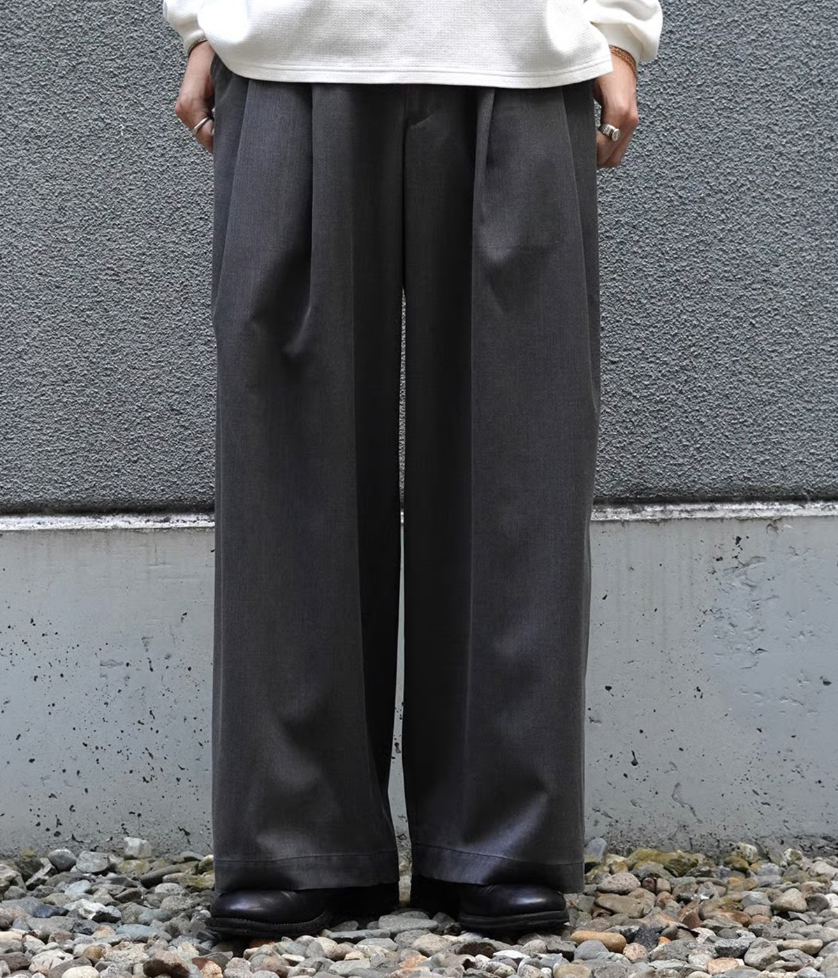 marka（マーカ） ： TWO TUCK BUGGY TROUSERS -WASHABLE 2/72 WOOL