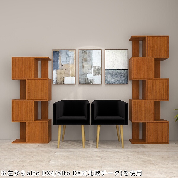コーナーキャビネット 扉上の彫刻も素敵 ディスプレイ棚 兼 収納