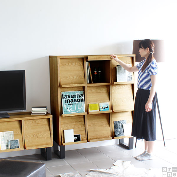 arne（アーネ） ディスプレイラック 本棚 フラップ扉 脚付 レコード 扉