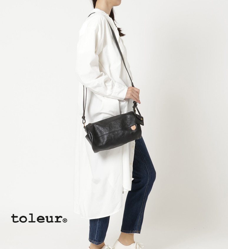 【新品　タグ付き】toleur レザー ロールショルダー　円筒形　イエロー 新品 タグ付き】toleur レザー ロールショルダー 円筒形