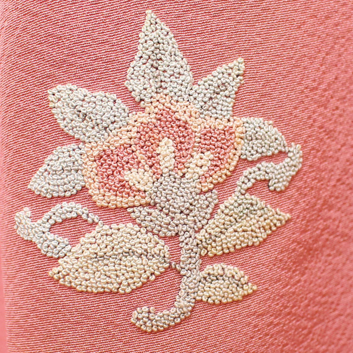 未使用品　和服　正絹(紋意匠)刺繍.植物文様　付下げ　早い者勝ち 着物 付け下げ 正絹 相良刺繍 紅梅色地 草花 仮絵羽 絹 きもの 附下げ
