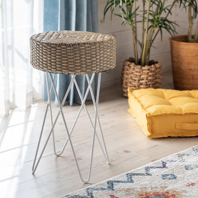 使い勝手の良いシンプルなデザイン。ラタンとアイアンのスツール。