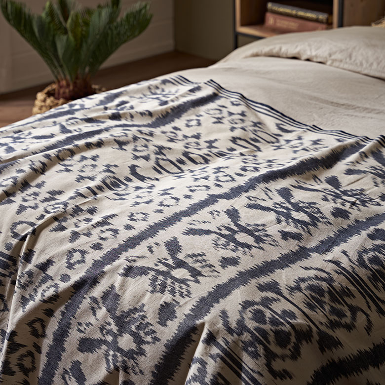 細やかな織り目でつくられる伝統的な柄