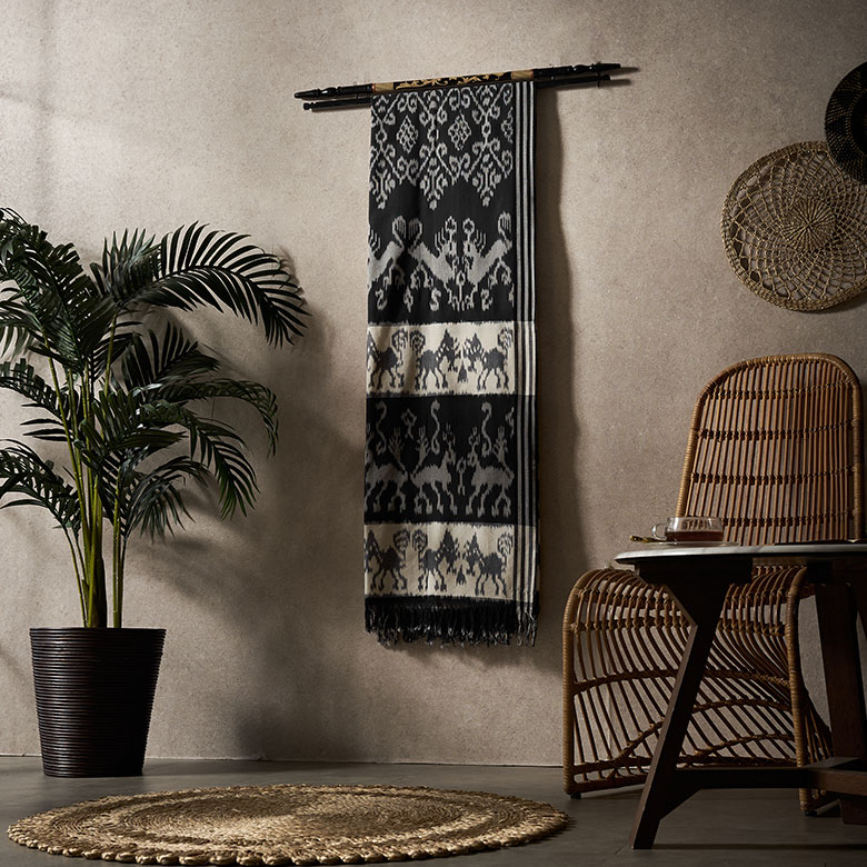 イカットハンガーに掛けて、壁を飾るタペストリーとして