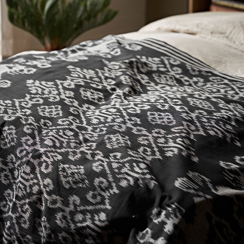 細やかな織り目でつくられる伝統的な柄