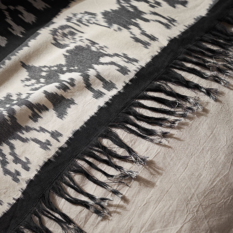 イカットの両端にはフリンジ
