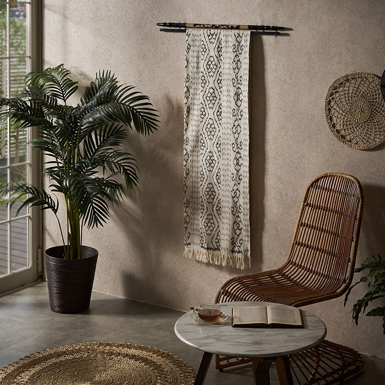 イカットハンガーに掛けて、壁を飾るタペストリーとして