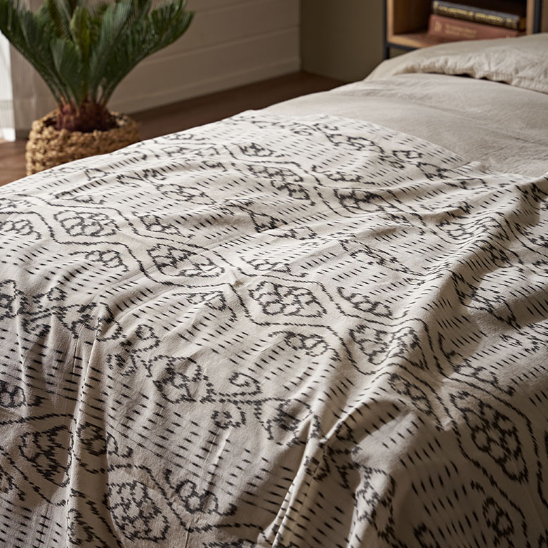 細やかな織り目でつくられる伝統的な柄