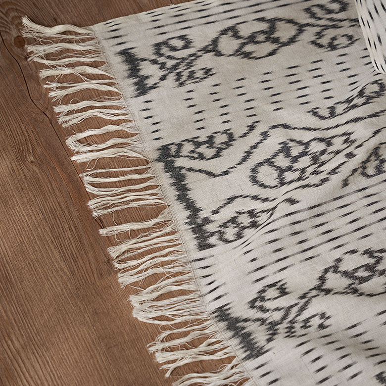 イカットの両端にはフリンジ