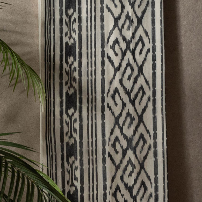 細やかな織り目でつくられる伝統的な柄