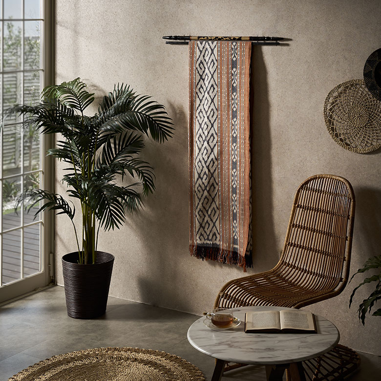 イカットハンガーに掛けて、壁を飾るタペストリーとして