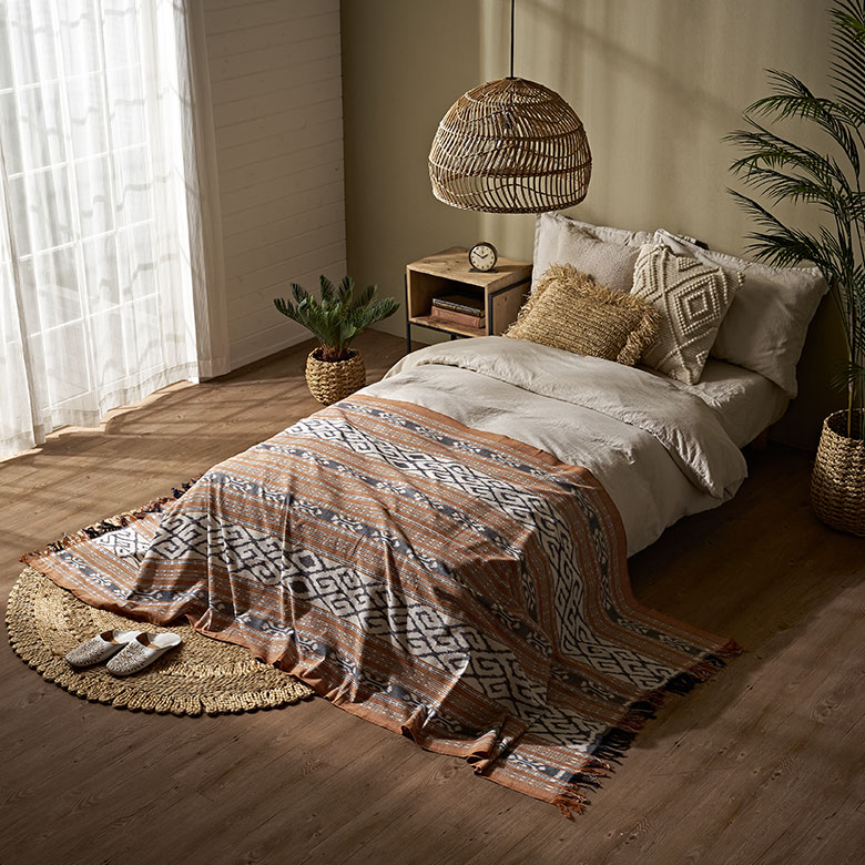 広げてテーブルクロスやベッドスプレッドにしても