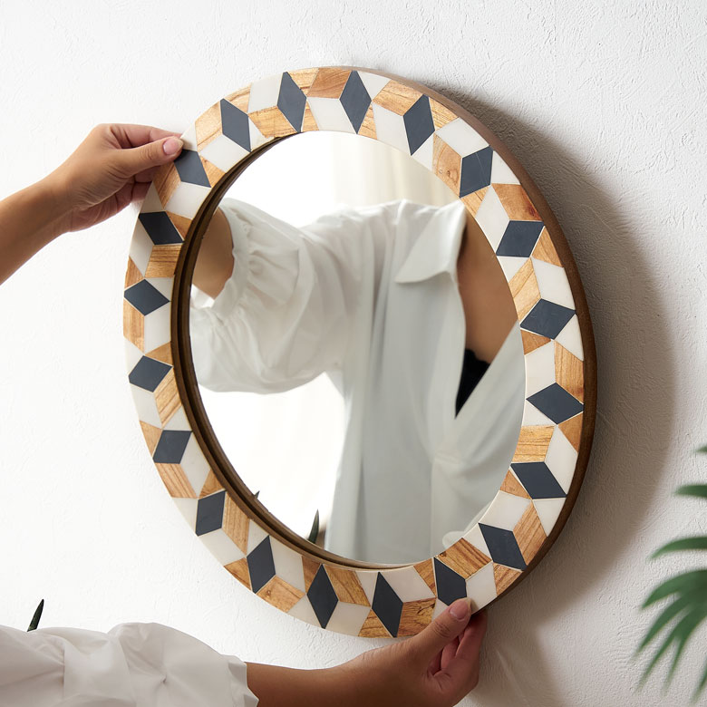 大きめサイズで身だしなみをチェックできるミラー