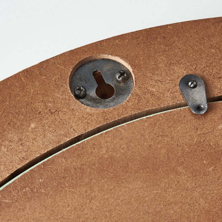 裏には壁掛けフック穴付き