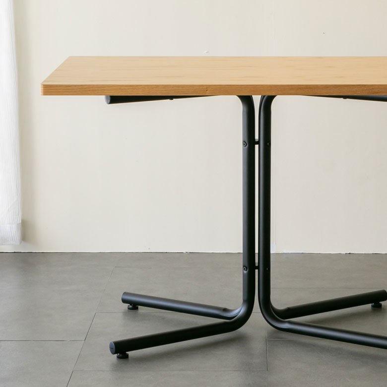 安定感もあり、イスの出し入れもしやすい脚デザイン