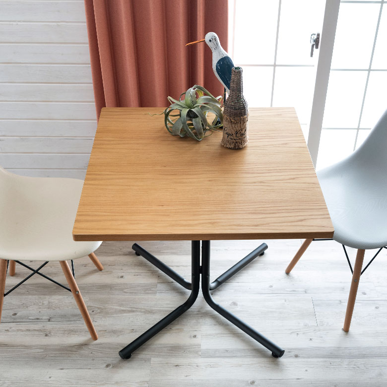 軽めで持ち運びも楽だから、ダイニングやキッチン、リビングなどどんな場所でも活躍します。