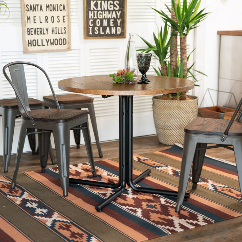 シンプルでどんなインテリアにも溶け込む